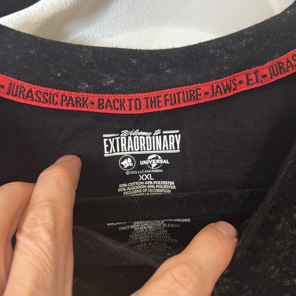 UNIVERSAL STUDIOS METALLIC MOVIE MASHUP TEE B2TF JURASSIC PARK ET JAWS XXL - Picture 7 of 8